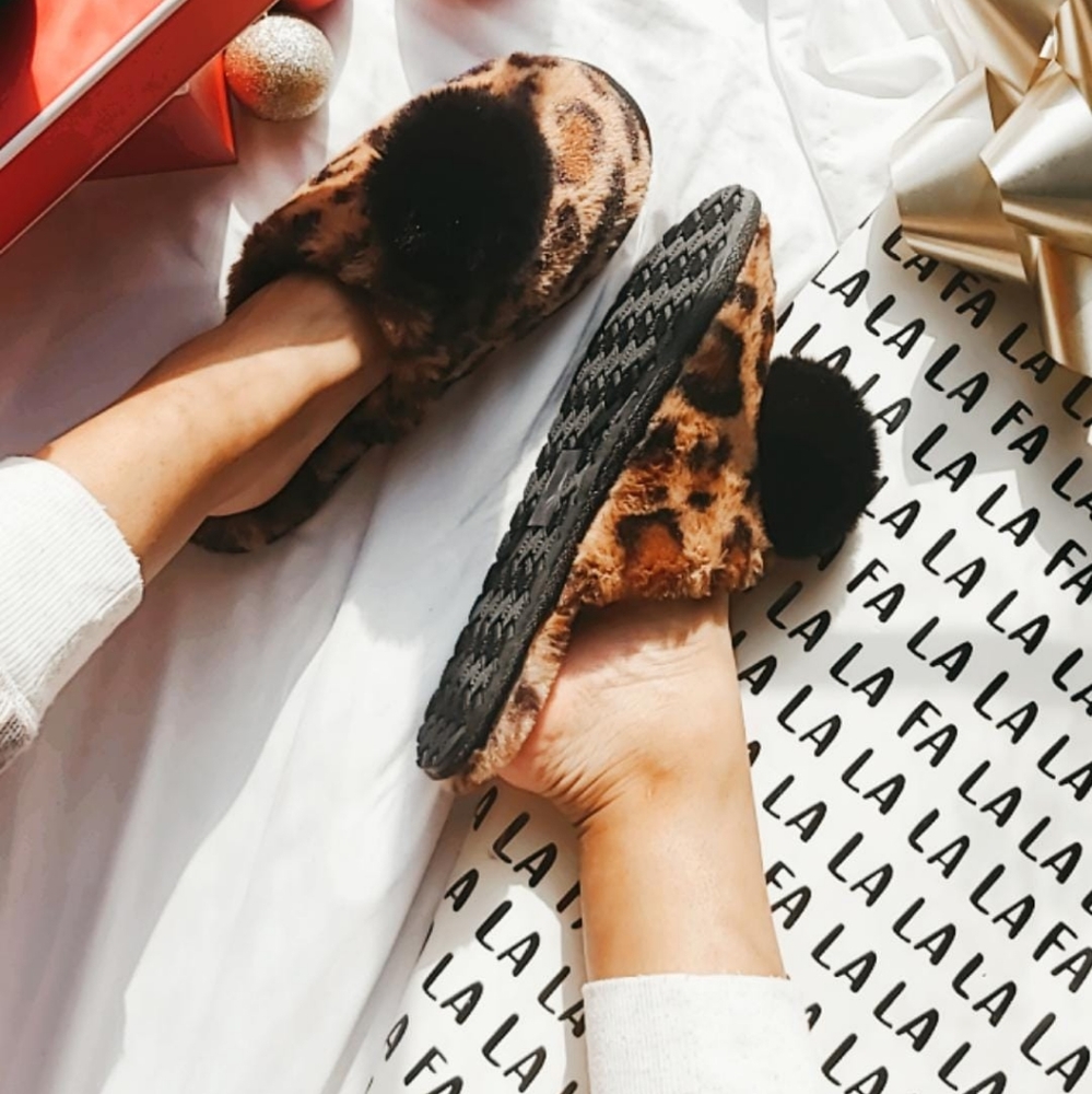 🆕️Holiday Collection//LEOPARD SLIPPERS - Picture 5 of 9